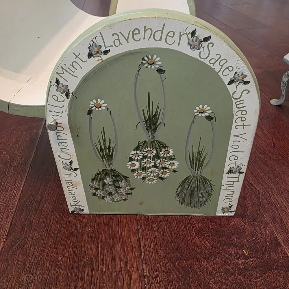 Vintage-Style Green Bread Box - Decorative Kitchen Storage - Picture 5 of 8